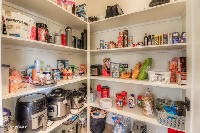 204 Rainier Dr, Yakima, WA 98908