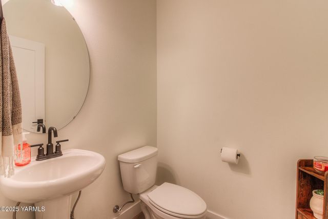 204 Rainier Dr, Yakima, WA 98908