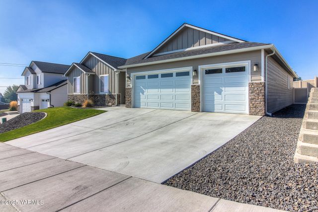 204 Rainier Dr, Yakima, WA 98908