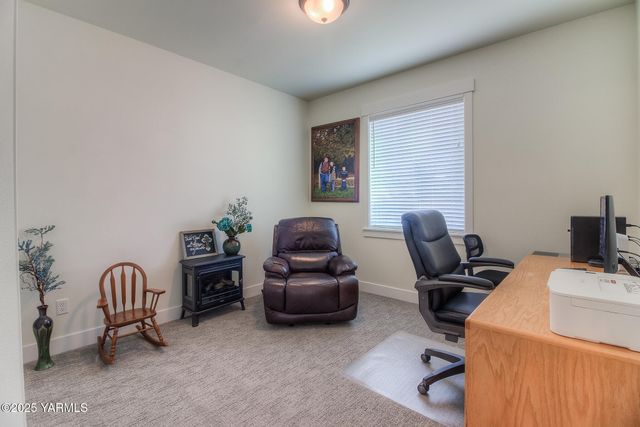 204 Rainier Dr, Yakima, WA 98908