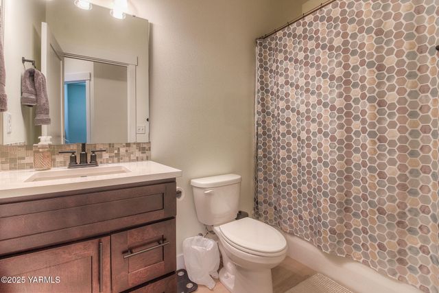 204 Rainier Dr, Yakima, WA 98908