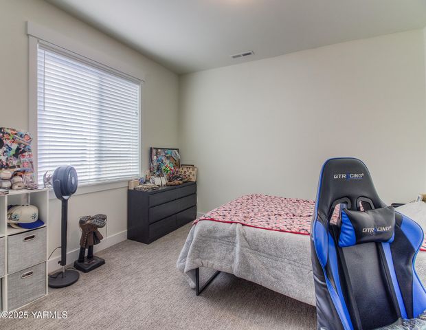 204 Rainier Dr, Yakima, WA 98908