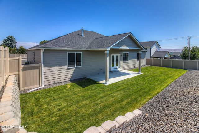 204 Rainier Dr, Yakima, WA 98908