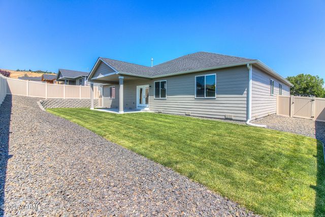 204 Rainier Dr, Yakima, WA 98908