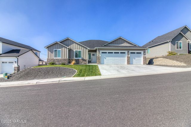 204 Rainier Dr, Yakima, WA 98908