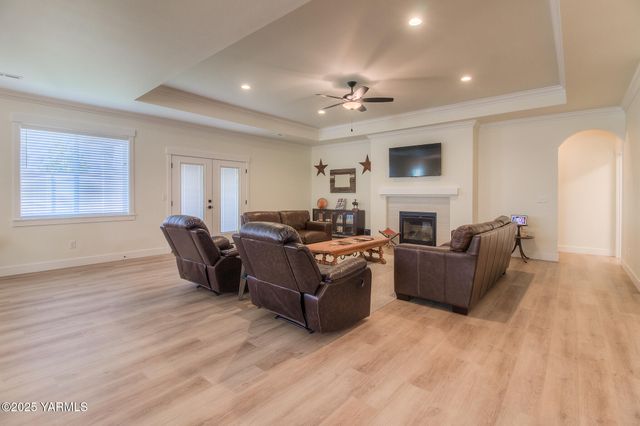 204 Rainier Dr, Yakima, WA 98908