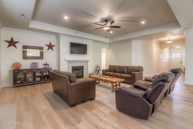 204 Rainier Dr, Yakima, WA 98908