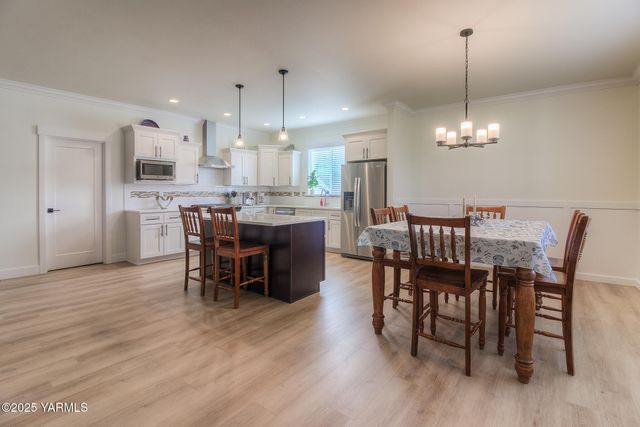 204 Rainier Dr, Yakima, WA 98908