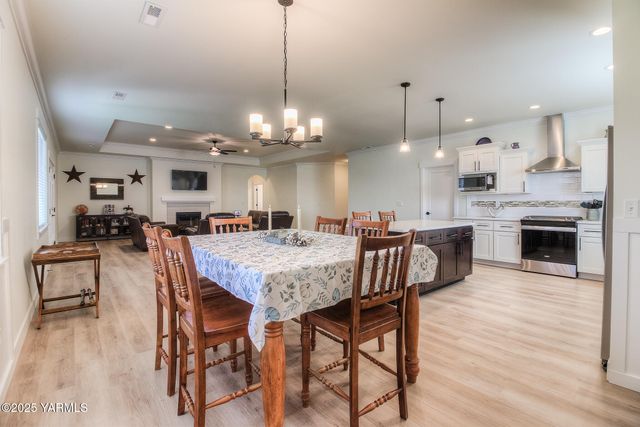 204 Rainier Dr, Yakima, WA 98908