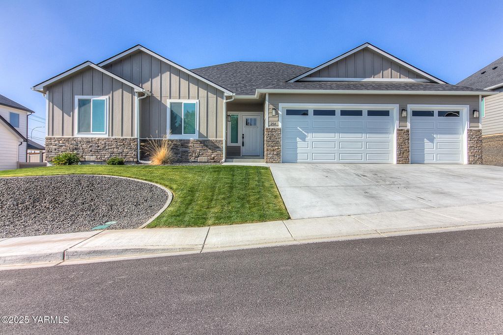 204 Rainier Dr, Yakima, WA 98908
