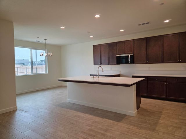 5006 W Oakridge Court Syc 76, Visalia, CA 93291