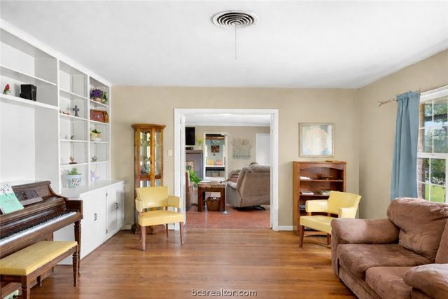 800 Esther Boulevard, Bryan, TX 77802