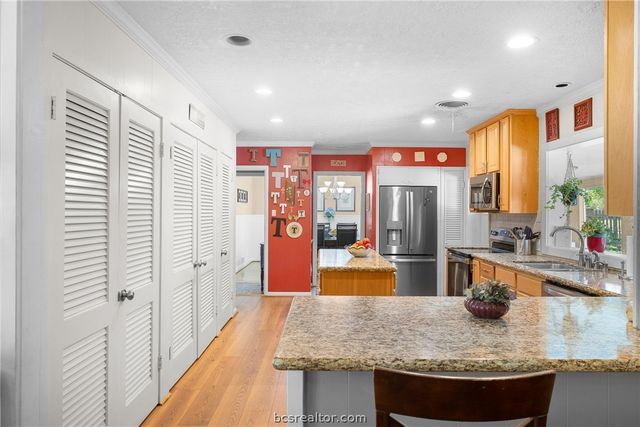 800 Esther Boulevard, Bryan, TX 77802