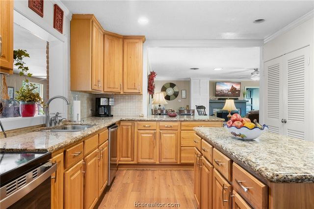 800 Esther Boulevard, Bryan, TX 77802