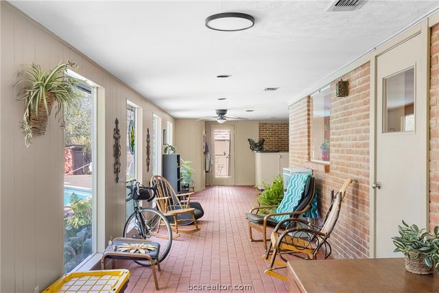 800 Esther Boulevard, Bryan, TX 77802