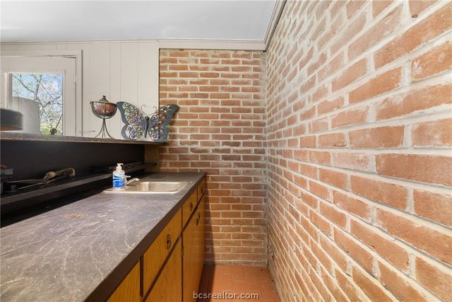 800 Esther Boulevard, Bryan, TX 77802