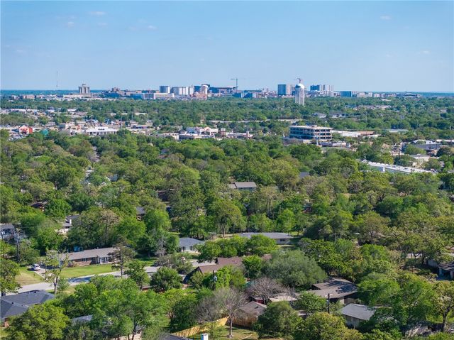 800 Esther Boulevard, Bryan, TX 77802