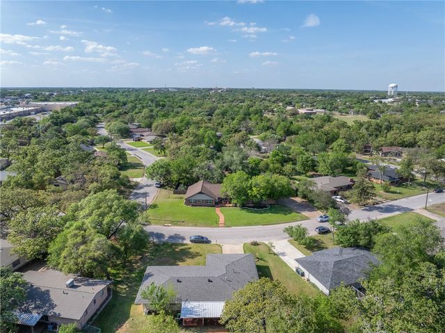 800 Esther Boulevard, Bryan, TX 77802