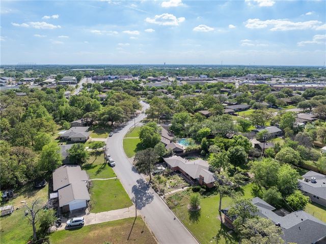 800 Esther Boulevard, Bryan, TX 77802