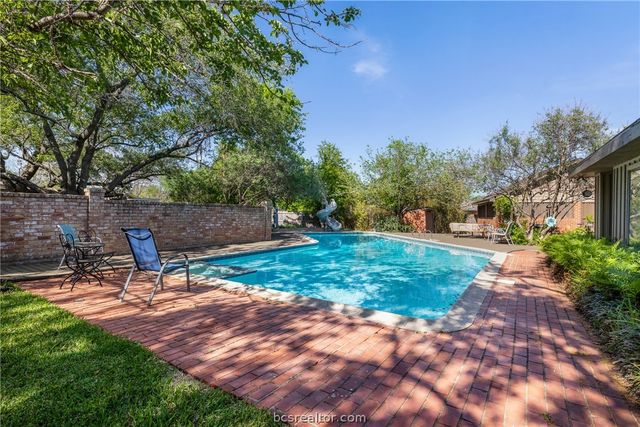 800 Esther Boulevard, Bryan, TX 77802