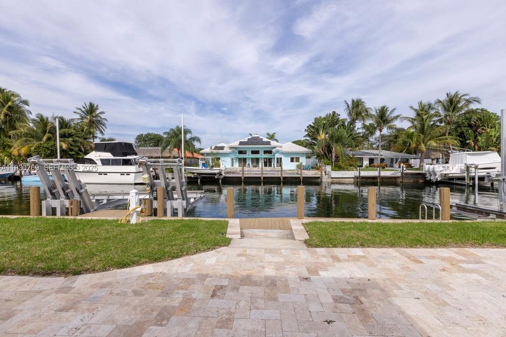 Image 32 of property listing at 2875 NE 19th St, Pompano Beach, FL 33062