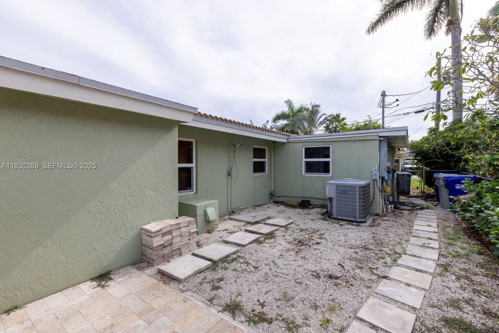 Image 34 of property listing at 2875 NE 19th St, Pompano Beach, FL 33062