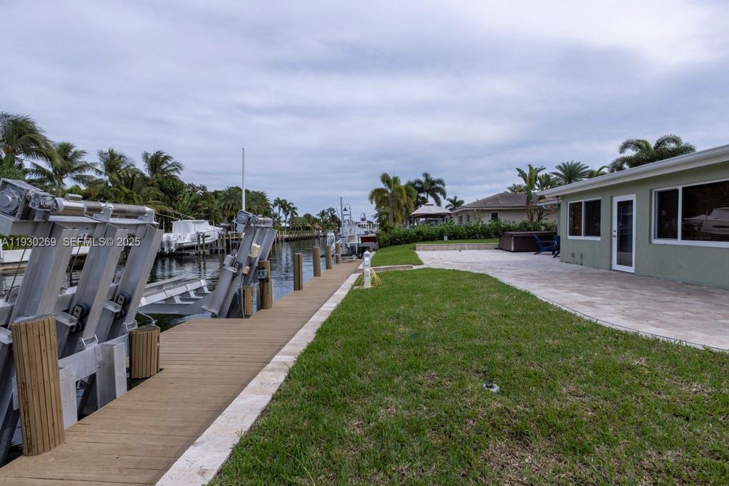 Image 37 of property listing at 2875 NE 19th St, Pompano Beach, FL 33062