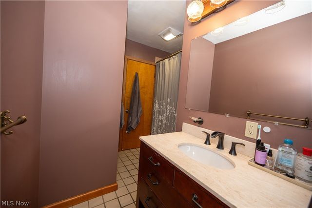 18889 Riverview Drive, Chagrin Falls, OH 44023