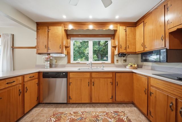 8 Otis Avenue, Salem, NH 03079
