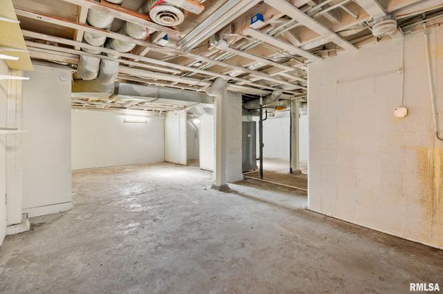 1510 S DIVISION Street, Carterville, IL 62918