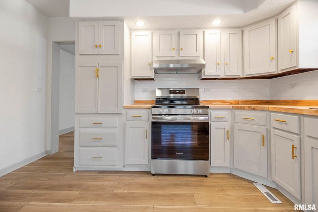 1510 S DIVISION Street, Carterville, IL 62918