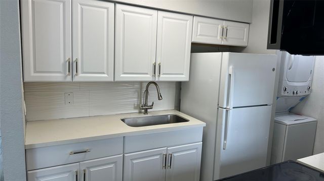 9550 Deering Drive 208, Houston, TX 77036