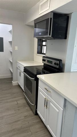 9550 Deering Drive 208, Houston, TX 77036