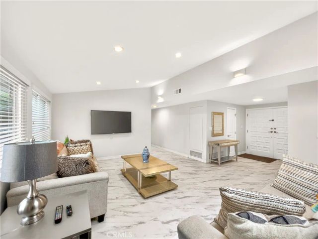 20520 Rhoda, Woodland Hills, CA 91367