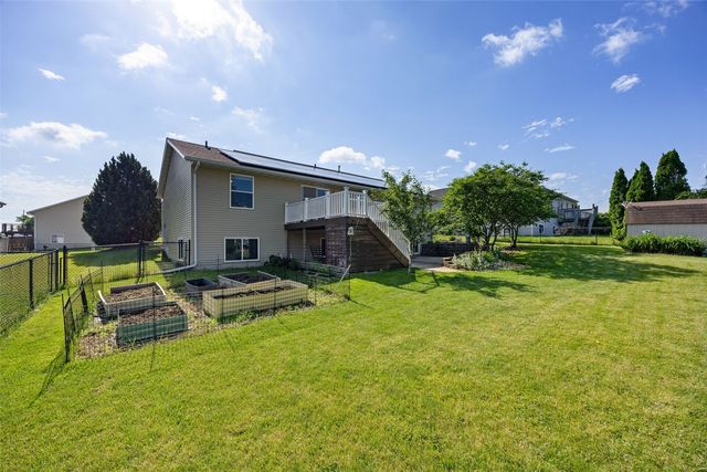 2460 Prairie Hill Drive, Marion, IA 52302