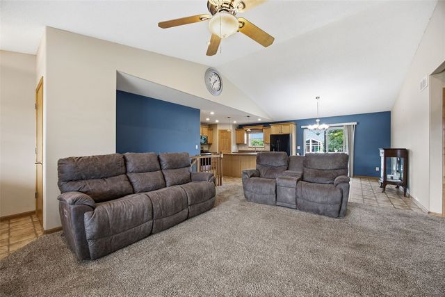 2460 Prairie Hill Drive, Marion, IA 52302
