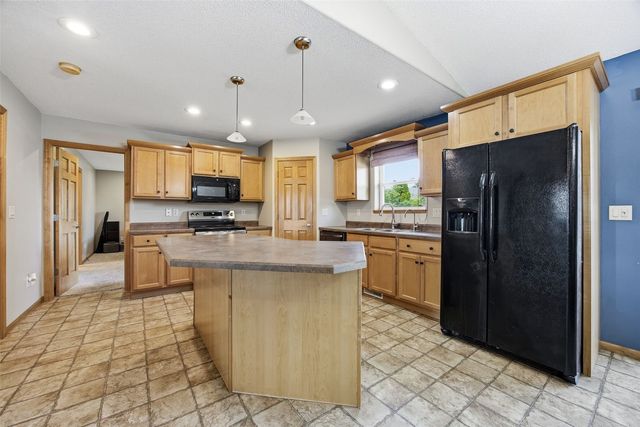 2460 Prairie Hill Drive, Marion, IA 52302
