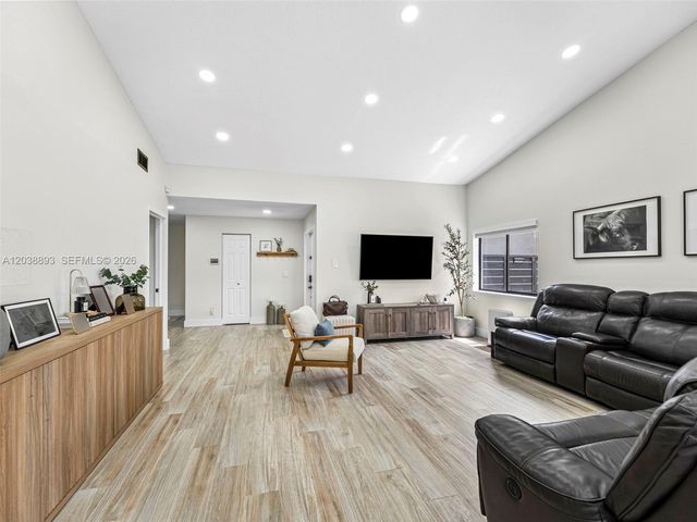 11010 SW 13th Street, Pembroke Pines, FL 33025