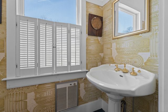 60 Lyme Street, Old Lyme, CT 06371