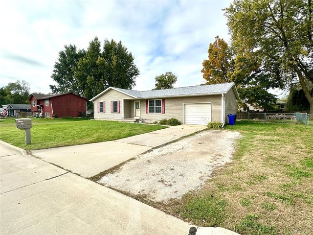 507 Maplewood Drive, Center Point, IA 52213