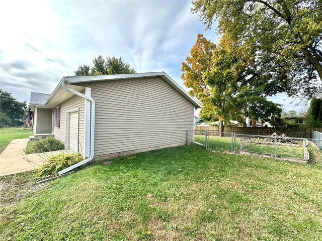 507 Maplewood Drive, Center Point, IA 52213