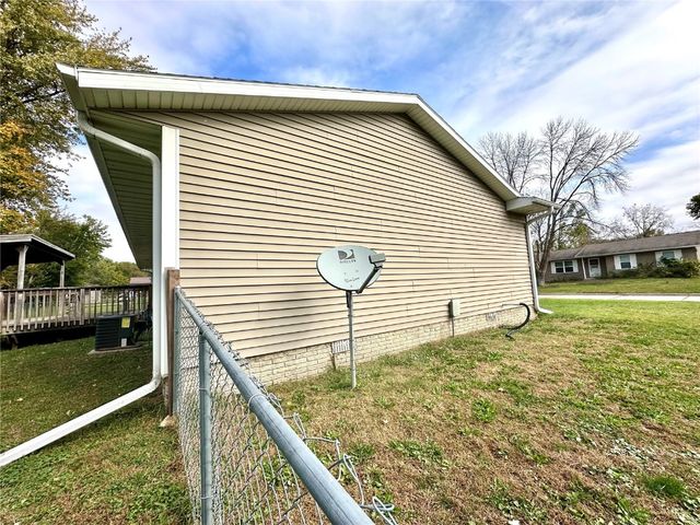 507 Maplewood Drive, Center Point, IA 52213