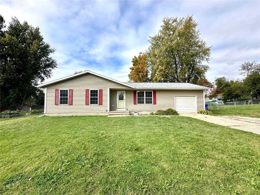 507 Maplewood Drive, Center Point, IA 52213