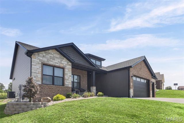 165 Stonebridge Bluff Drive, Maryville, IL 62062