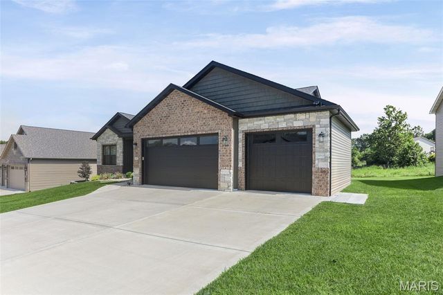 165 Stonebridge Bluff Drive, Maryville, IL 62062