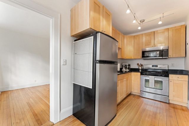 20 Concord Ave 6, Cambridge, MA 02138