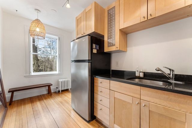 20 Concord Ave 6, Cambridge, MA 02138