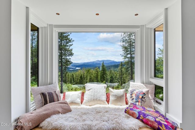 172 Elk Hills RD, Sandpoint, ID 83864