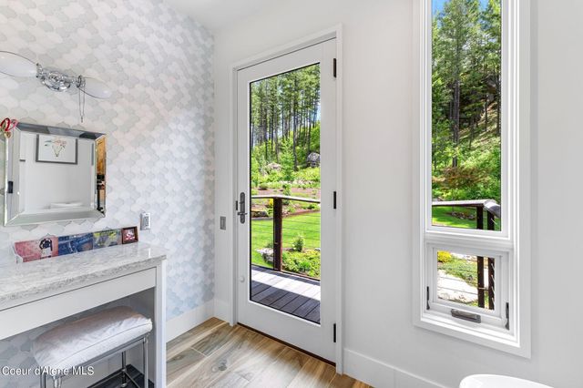 172 Elk Hills RD, Sandpoint, ID 83864