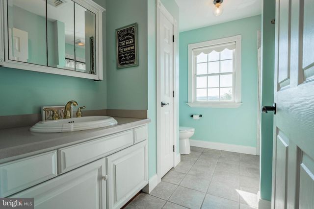911 GOVE RD, Nazareth, PA 18064